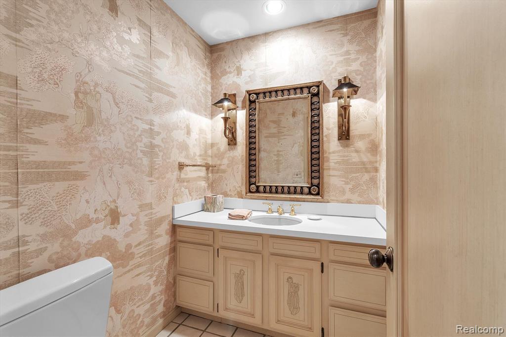 23700 Ravineview Court Bingham Farms, MI 48025 - Photo 17 of 33