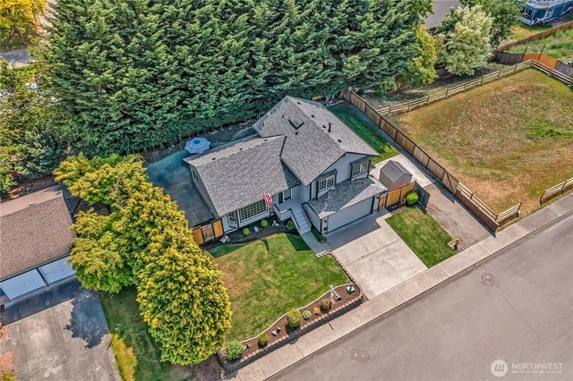 an aerial view of a house having yard