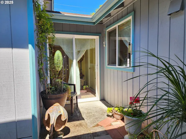 $435,000 | 2222 11th Street, Florence, OR 97439