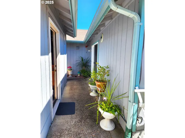 $435,000 | 2222 11th Street, Florence, OR 97439