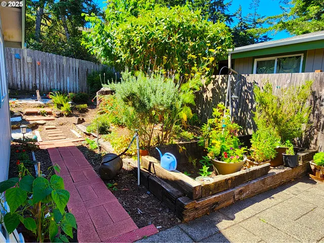 $435,000 | 2222 11th Street, Florence, OR 97439