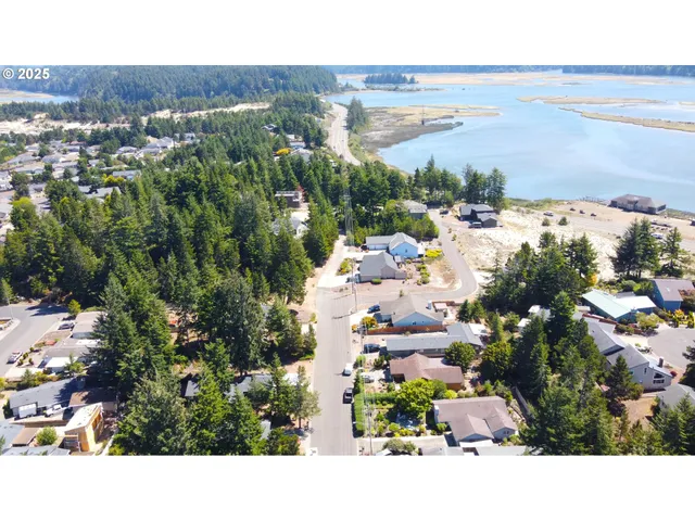 $435,000 | 2222 11th Street, Florence, OR 97439