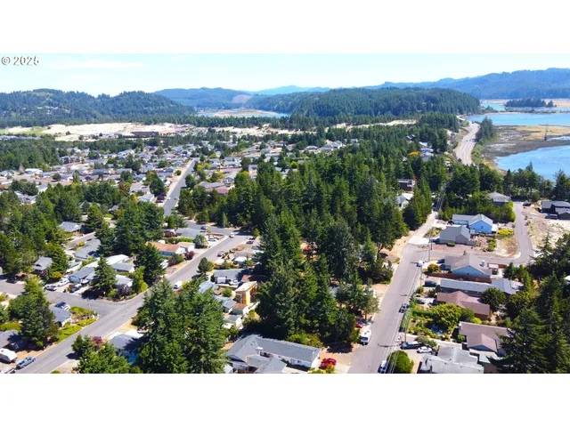 $435,000 | 2222 11th Street, Florence, OR 97439