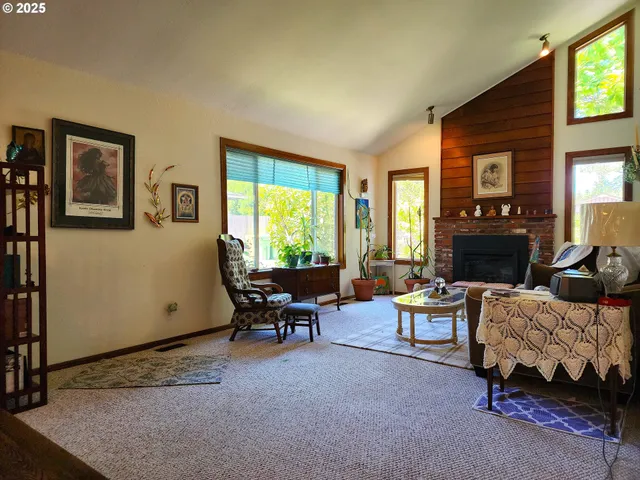 $435,000 | 2222 11th Street, Florence, OR 97439