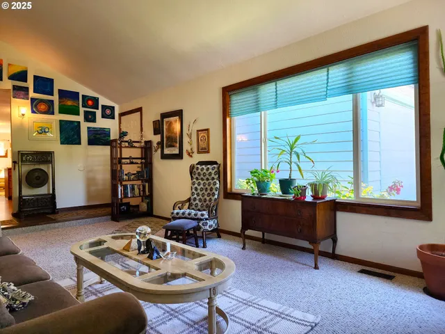 $435,000 | 2222 11th Street, Florence, OR 97439