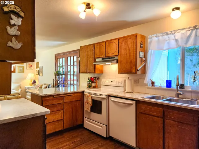 $435,000 | 2222 11th Street, Florence, OR 97439