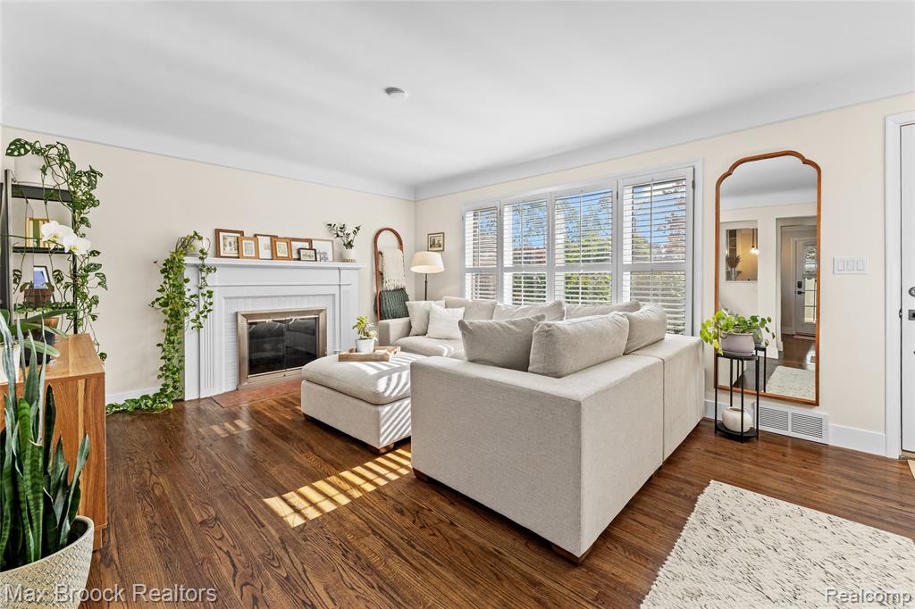 2826 Bembridge Road Royal Oak, MI 48073 - Photo 3 of 24 Gallery Image 3