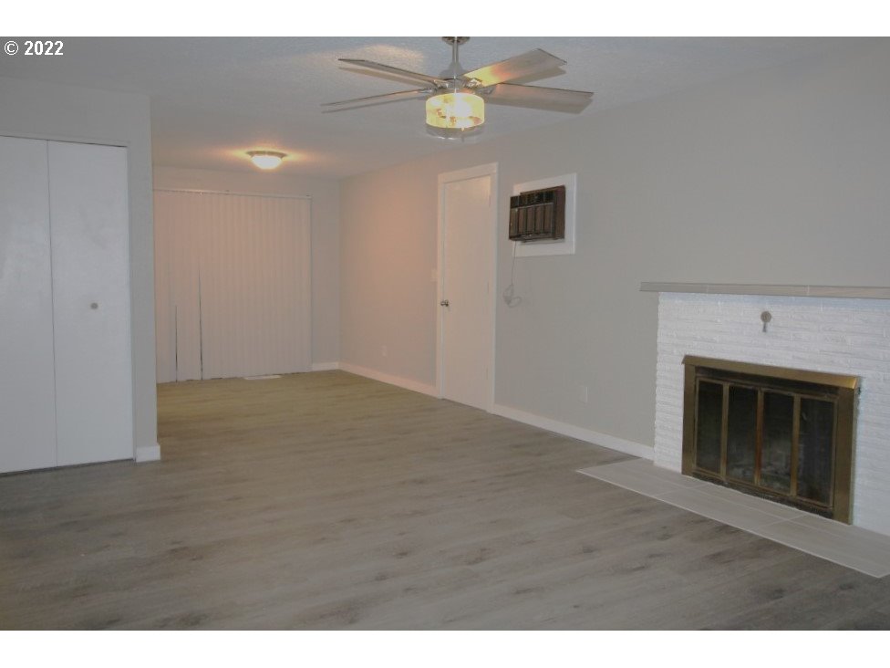 1452 Quinn Road Woodburn, OR 97071 - Photo 6 of 22 Living Room/Dining Room