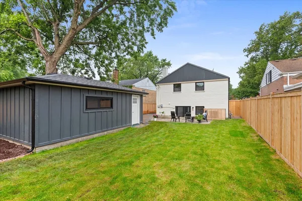 $4,700 | 715 Long Road, Glenview, IL 60025