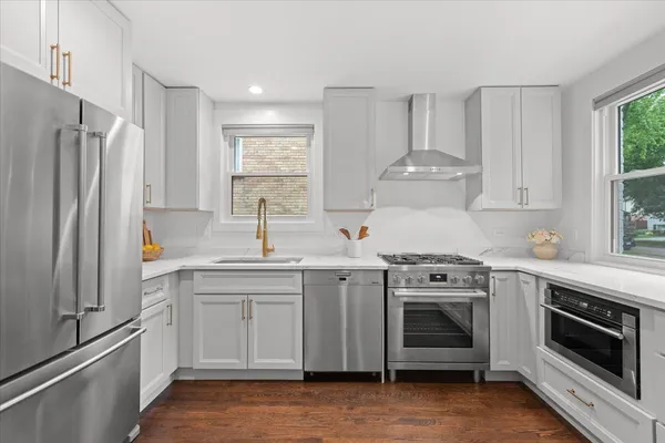 $4,700 | 715 Long Road, Glenview, IL 60025