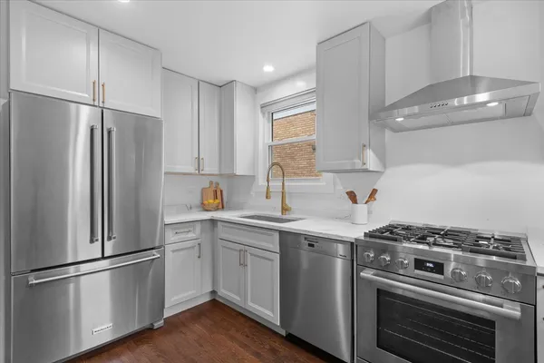 $4,700 | 715 Long Road, Glenview, IL 60025