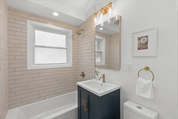 $4,700 | 715 Long Road, Glenview, IL 60025