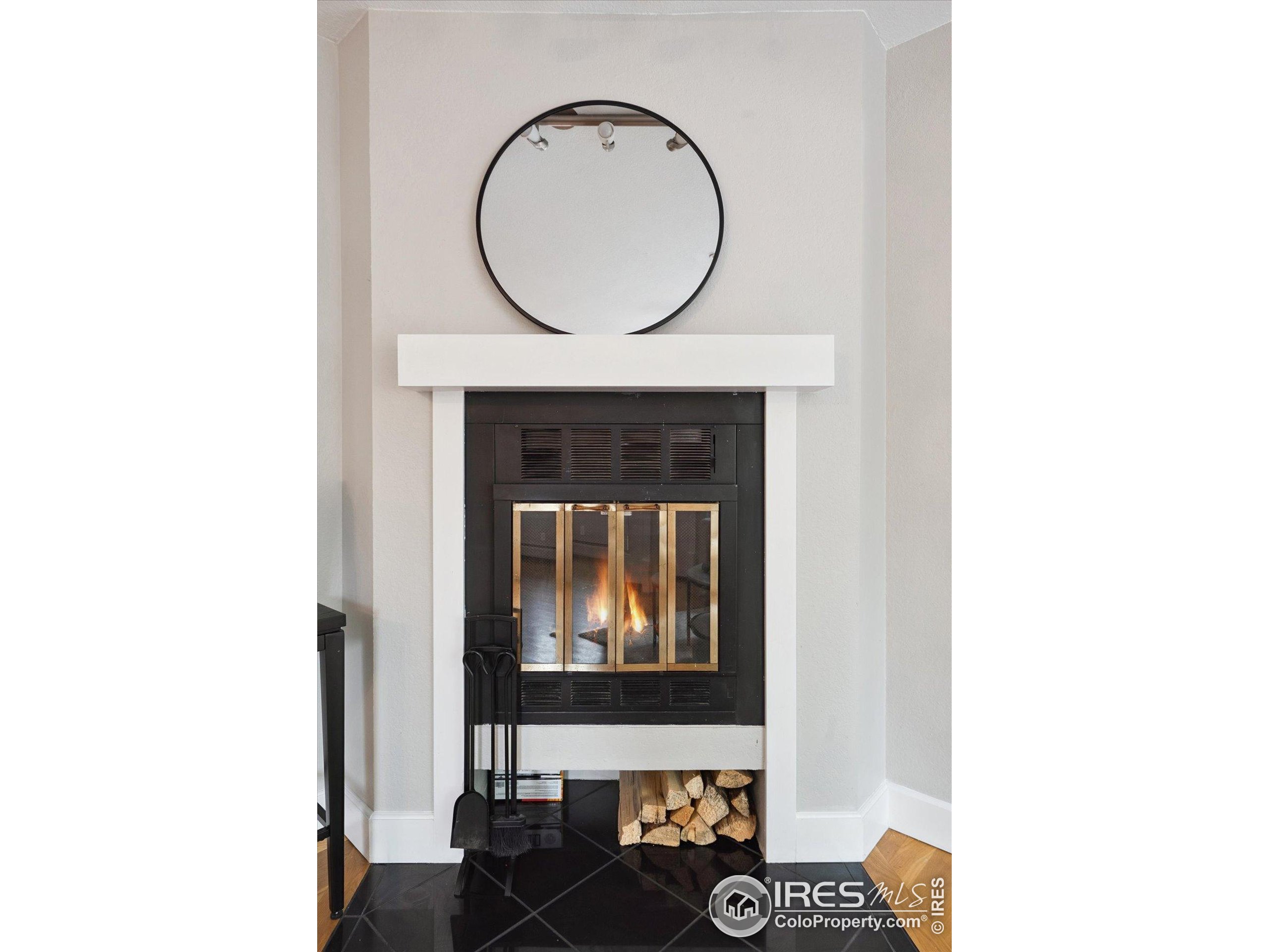 2201 Pearl Street, Unit 2 Boulder, CO 80302 - Photo 14 of 37 a view of a livingroom with furniture