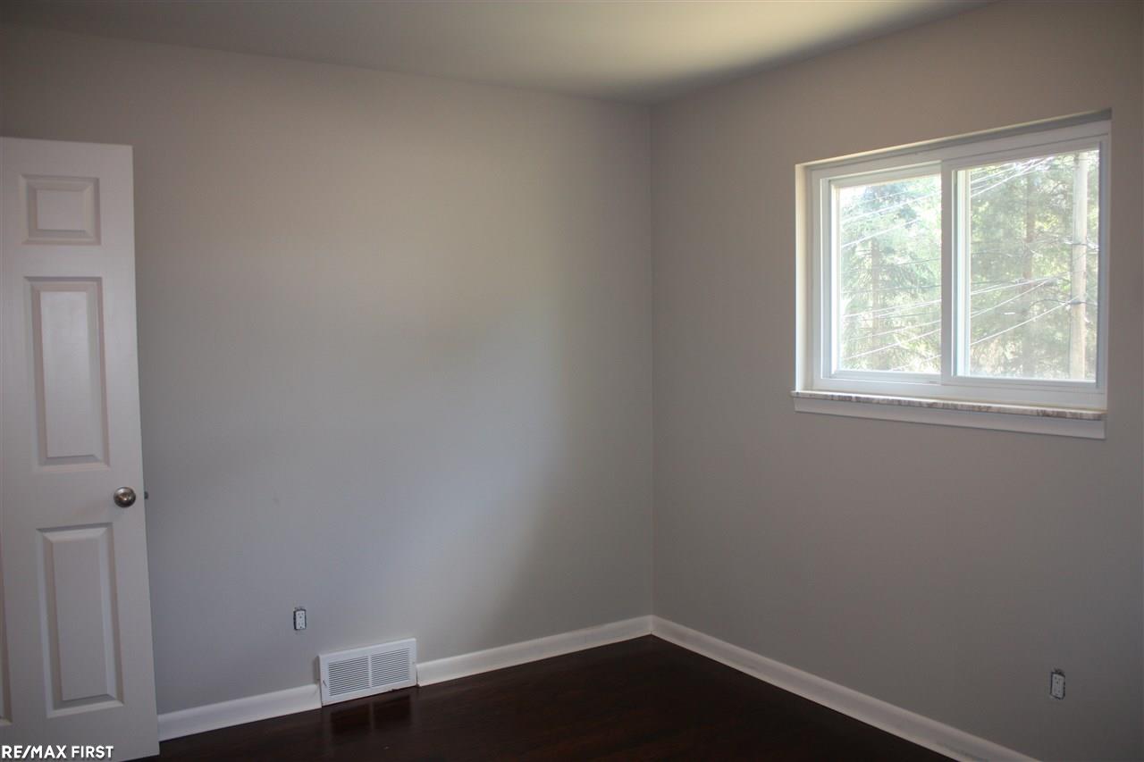 629 Quarter Street Rochester, MI 48307 - Photo 22 of 29 31295743-21.JPG