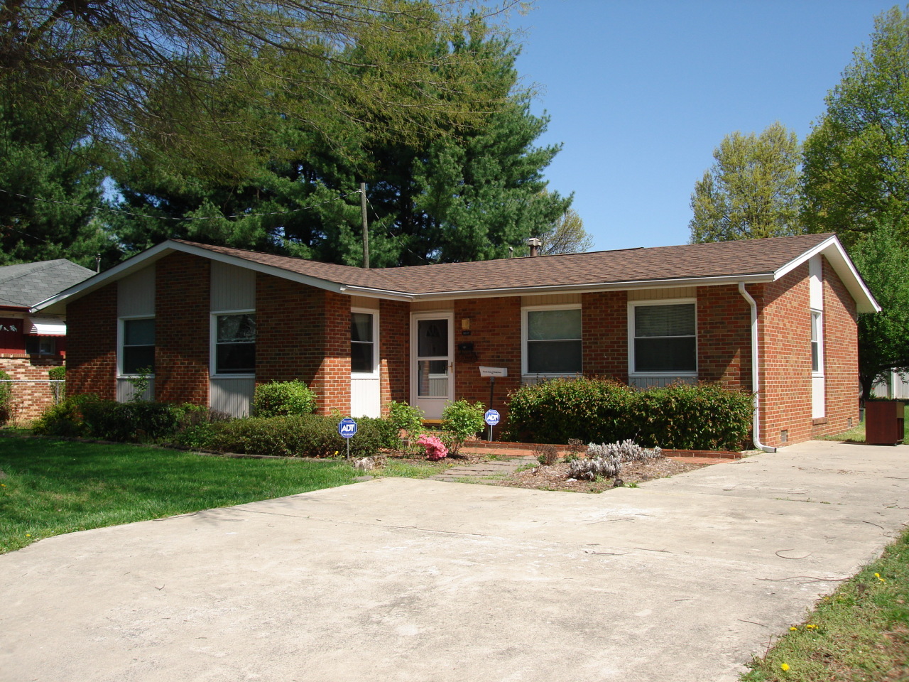 1647 Andrews Road Northwest Roanoke, VA 24017 - Photo 1 of 9 Front