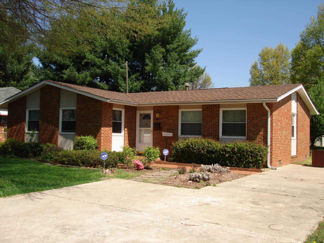 1647 Andrews Road Northwest Roanoke, VA 24017 - Photo 4 of 9 Landscaping