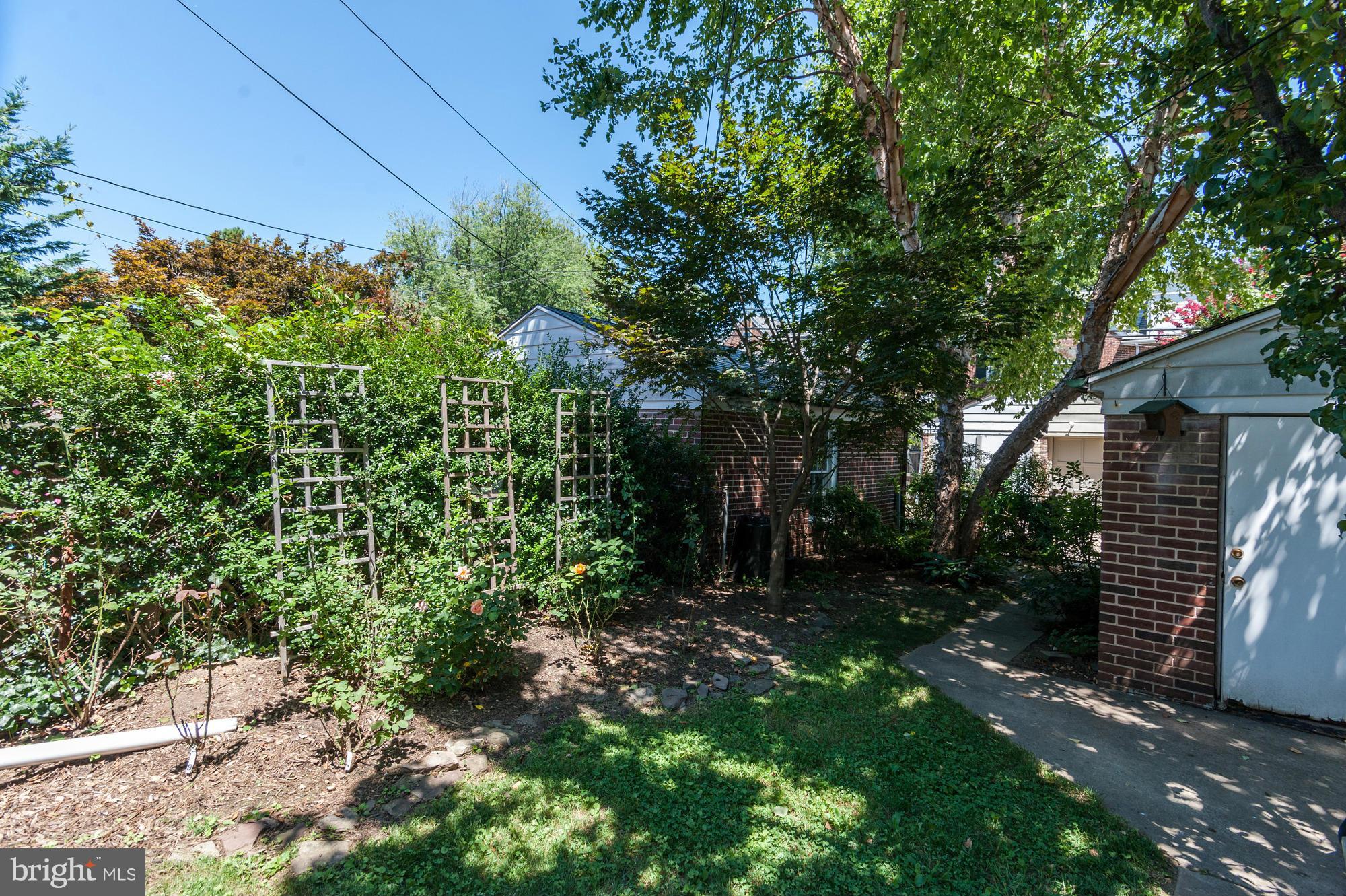 410 Hopkins Road Baltimore, MD 21212 - Photo 29 of 30 a backyard of a house with lots of green space
