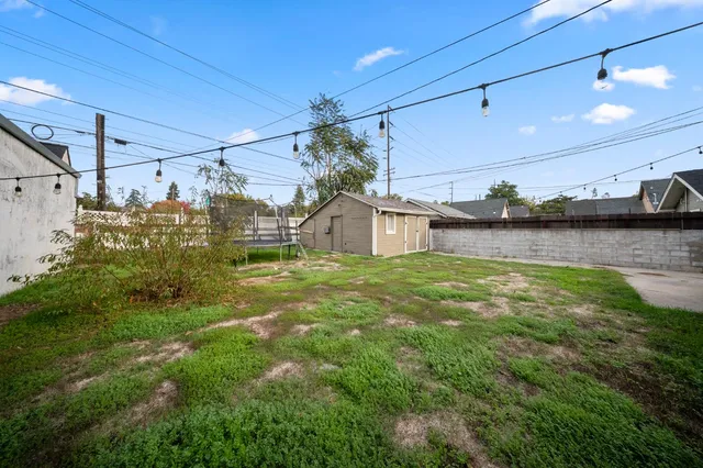 a view of a yard in front of house