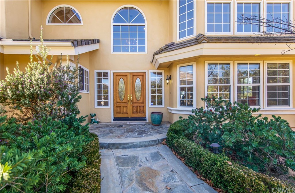 46250 Camaron Road Temecula, CA 92590 - Photo 11 of 46 front view of a building