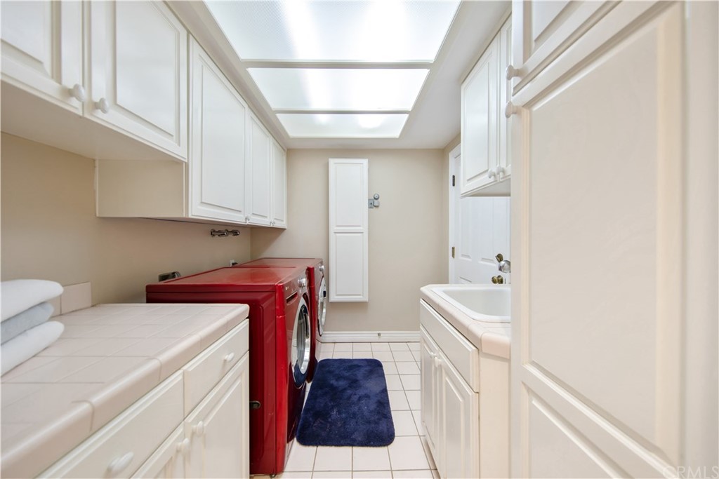 46250 Camaron Road Temecula, CA 92590 - Photo 25 of 46 a utility room with dryer and washer