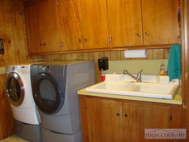 3262 Bamboo Road Boone, NC 28607 - Photo 3 of 12 a utility room with dryer and washer