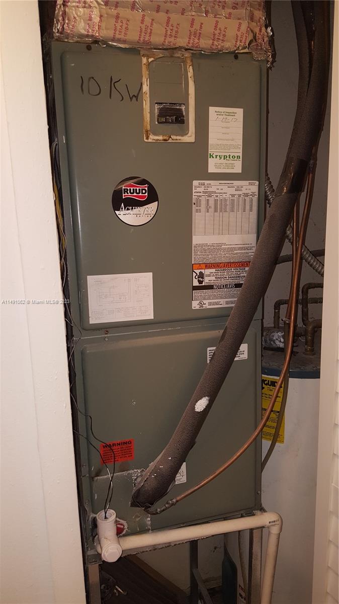 Miami-Dade County Miami, FL 33161 - Photo 14 of 31 a view of entryway