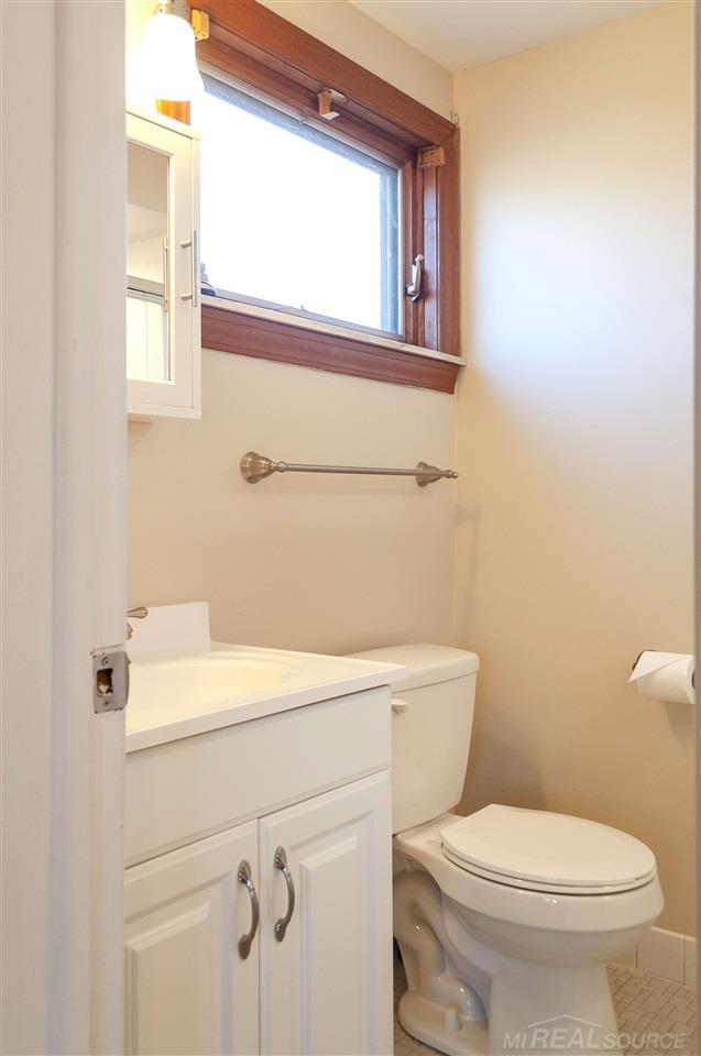 805 Canterbury Road Grosse Pointe, MI 48236 - Photo 30 of 41 31368389-29.JPG