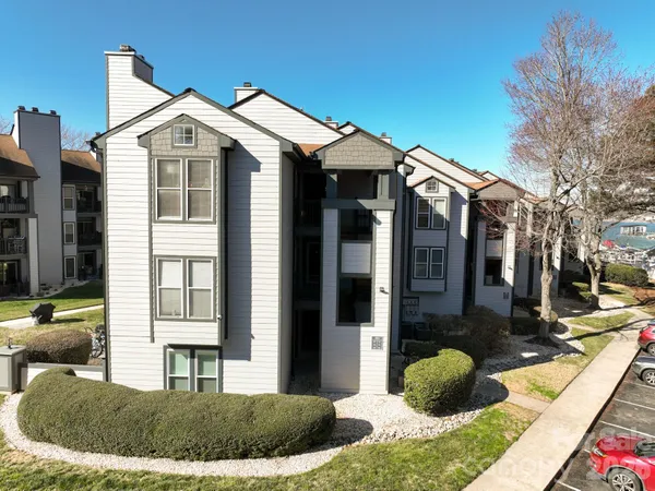 a view of a house with backyard