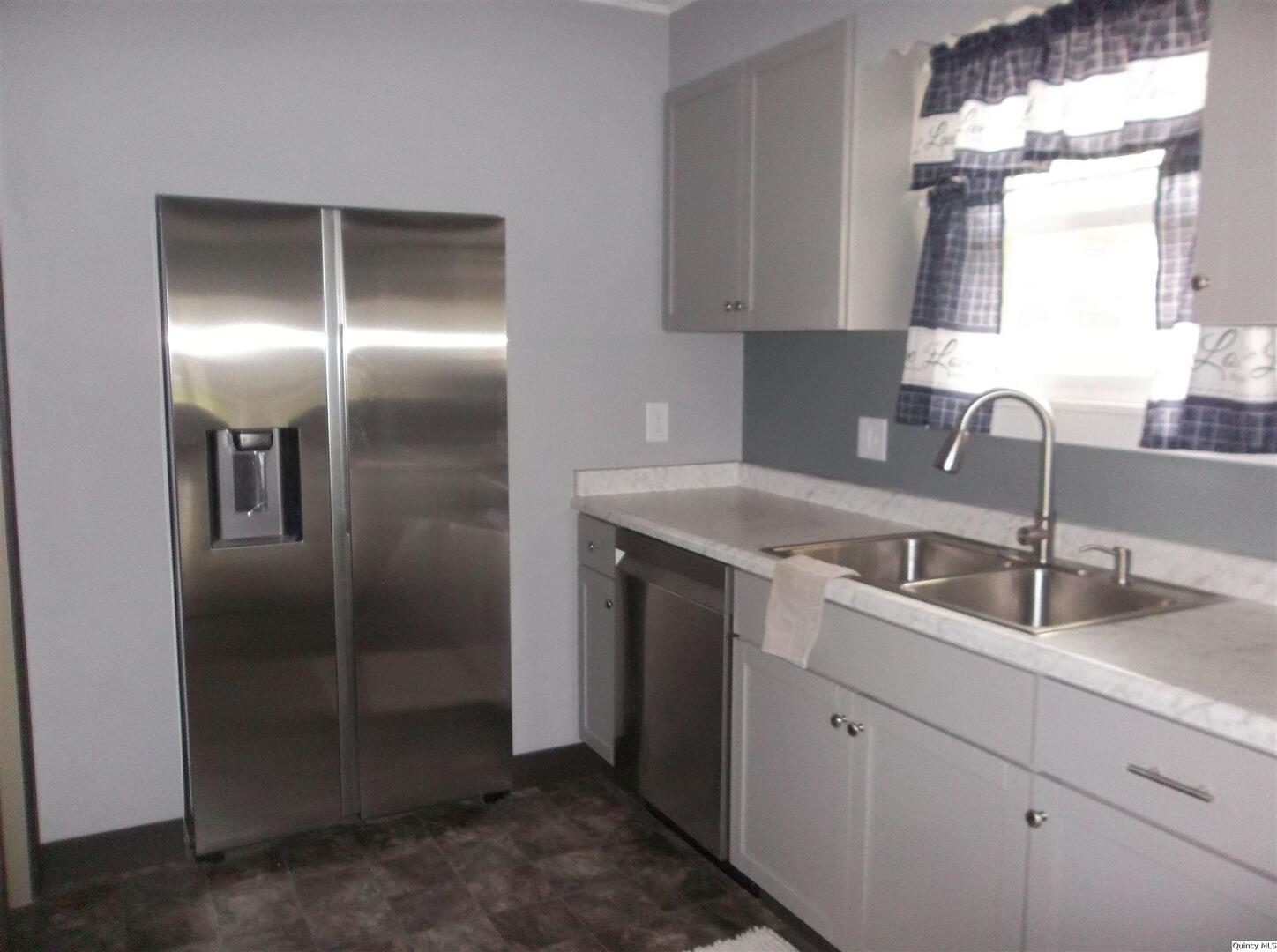1619 Locust Street Quincy, IL 62301 - Photo 7 of 33 Gallery Image 7