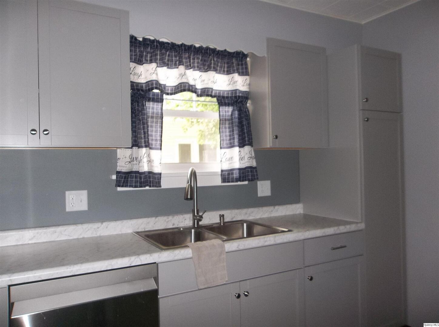 1619 Locust Street Quincy, IL 62301 - Photo 9 of 33 Gallery Image 9