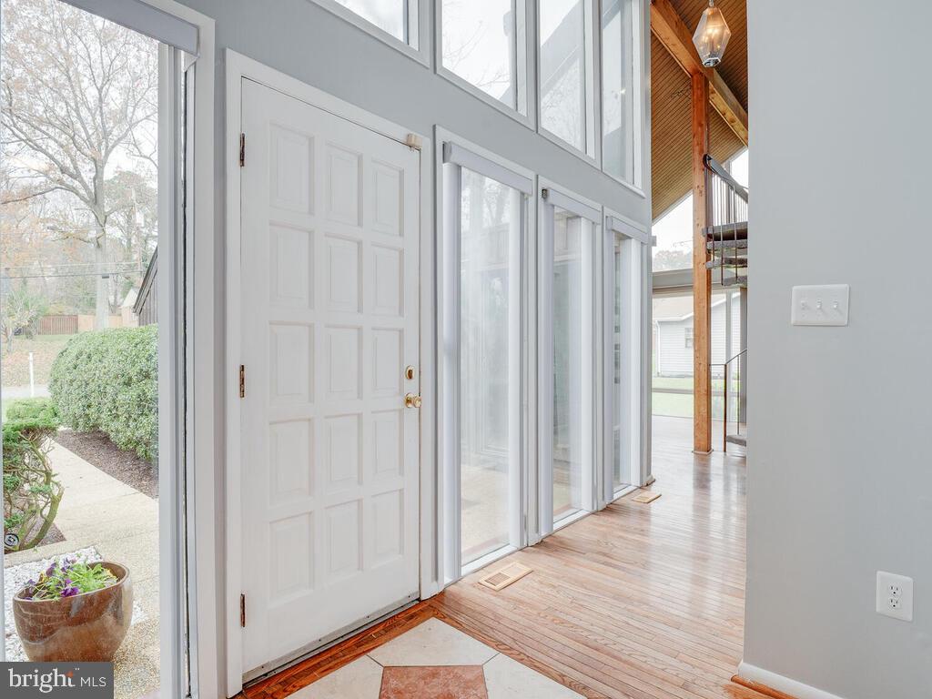 5316 Tolson Road Temple Hills, MD 20748 - Photo 12 of 69 Two-story foyer entrance