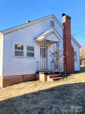 a view of a house with backyard