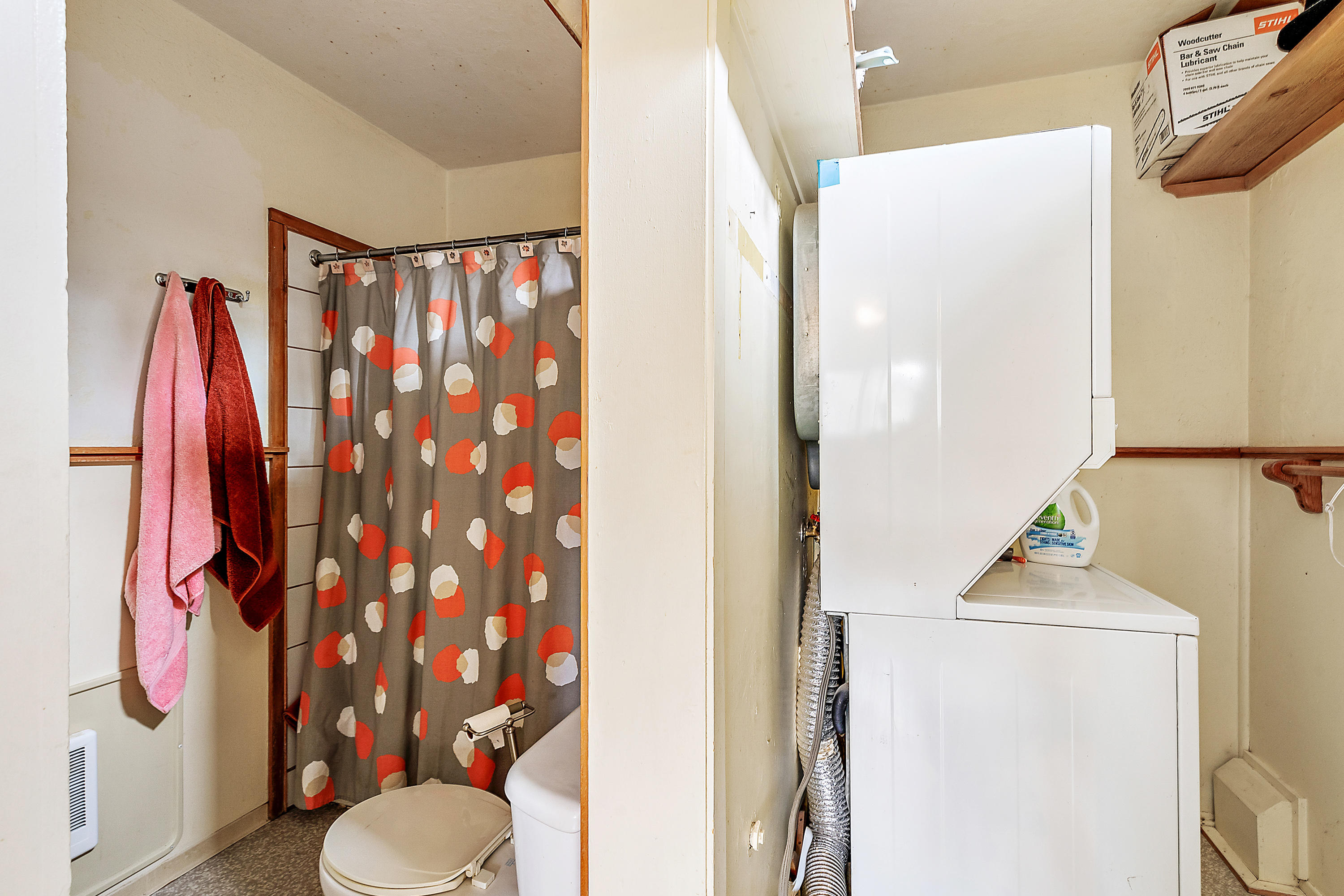 735 Roca Street Ashland, OR 97520 - Photo 52 of 56 735 Roca Bathroom with laundry