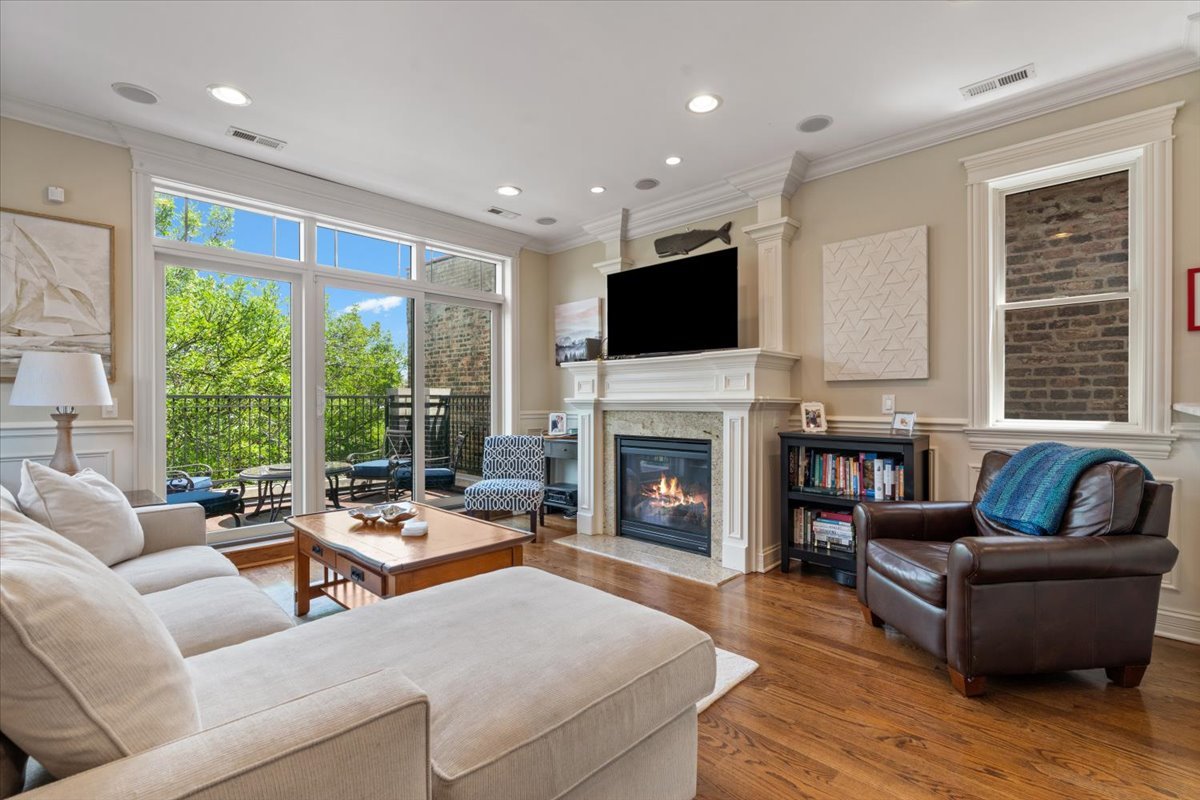 3302 North Racine Avenue, Unit 3 Chicago, IL 60657 - Photo 4 of 24