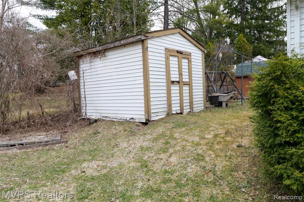 1721 Moffat Road Leonard, MI 48367 - Photo 30 of 38