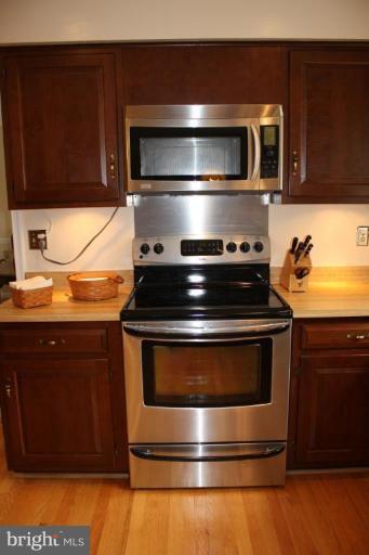 10169 Wavell Road Fairfax, VA 22032 - Photo 8 of 30 Upgraded Stainless Appliances