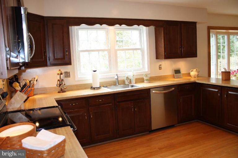 10169 Wavell Road Fairfax, VA 22032 - Photo 9 of 30 Full kitchen view , adjoins Breakkfast area