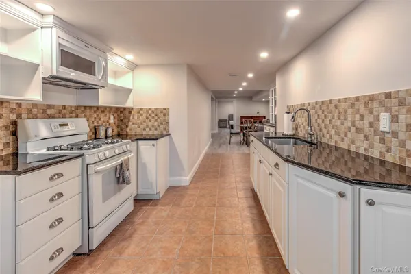 $3,100 | 17 Cobbler Lane, Setauket, NY 11733