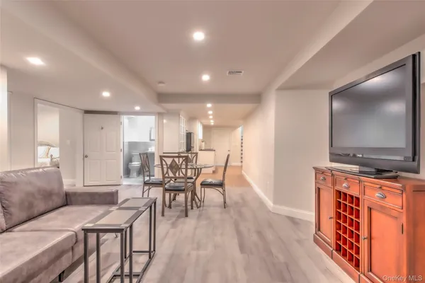 $3,100 | 17 Cobbler Lane, Setauket, NY 11733