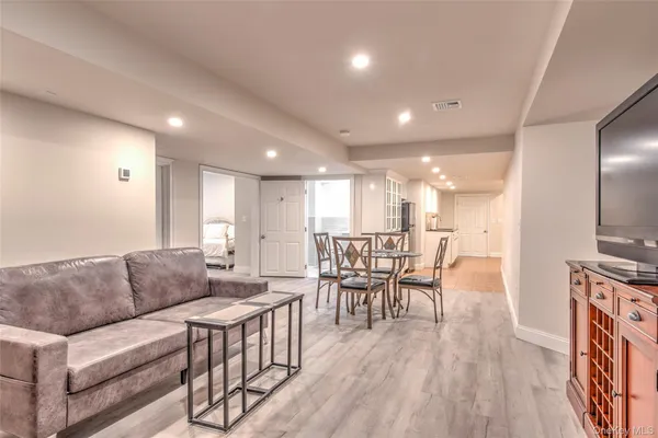 $3,100 | 17 Cobbler Lane, Setauket, NY 11733