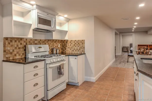 $3,100 | 17 Cobbler Lane, Setauket, NY 11733