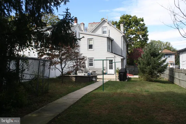a view of a small house with yard
