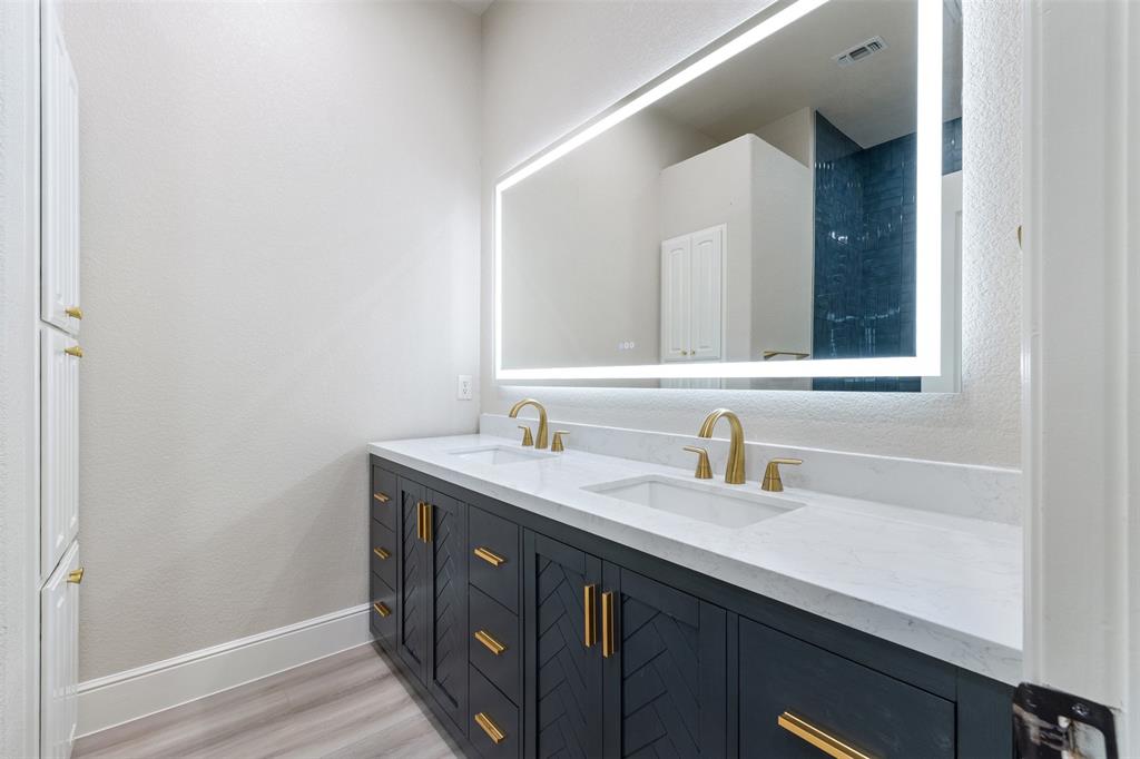 615 West Aurora Vista Trail Aurora, TX 76078 - Photo 25 of 40 a bathroom with a sink and a mirror