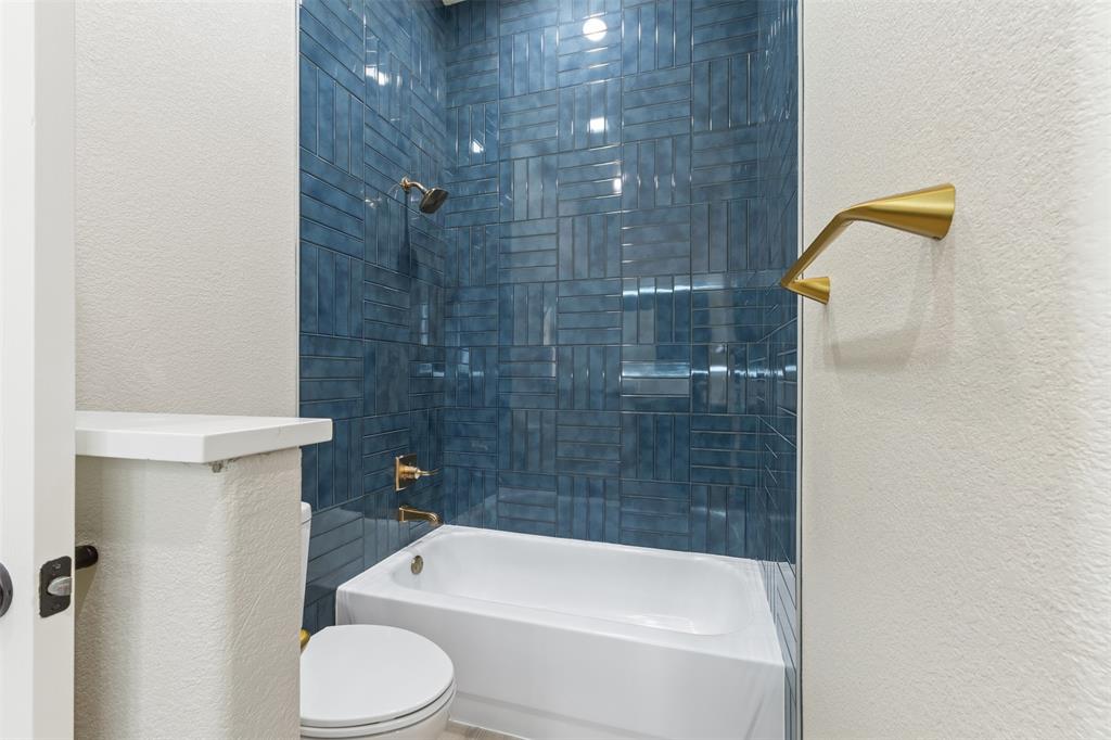 615 West Aurora Vista Trail Aurora, TX 76078 - Photo 26 of 40 a bathroom with a bathtub and shower