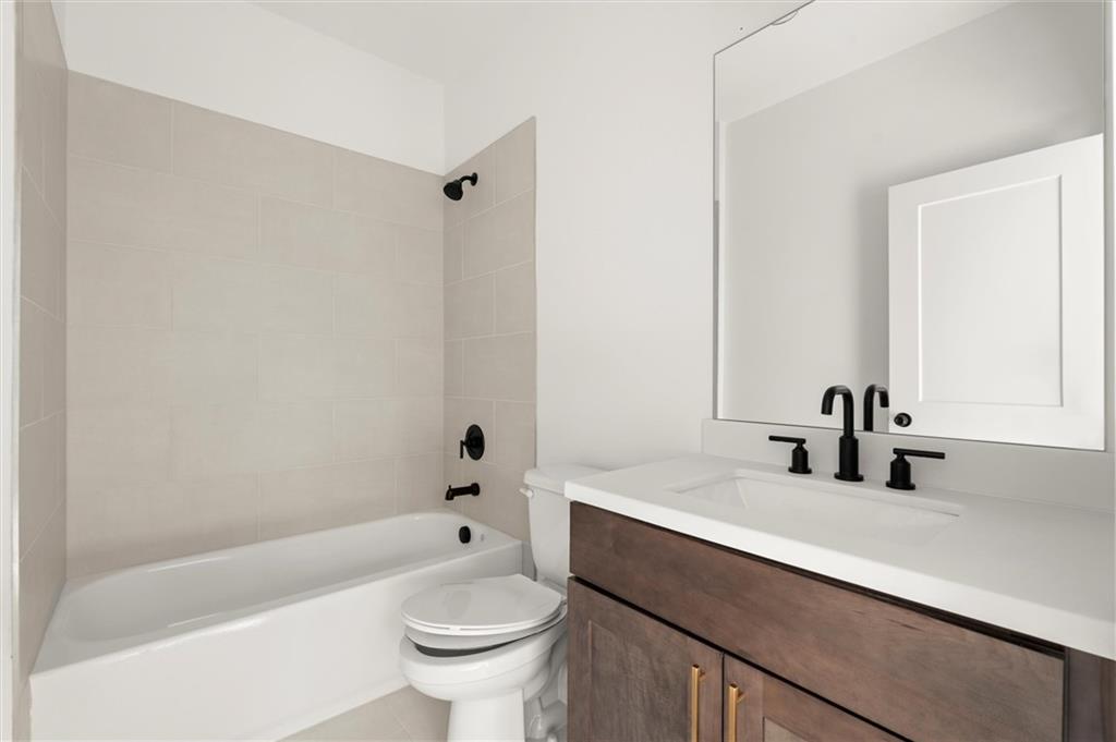 437 Mezzo Lane, Unit 87 Alpharetta, GA 30009 - Photo 6 of 46 a bathroom with a sink a toilet and a bathtub
