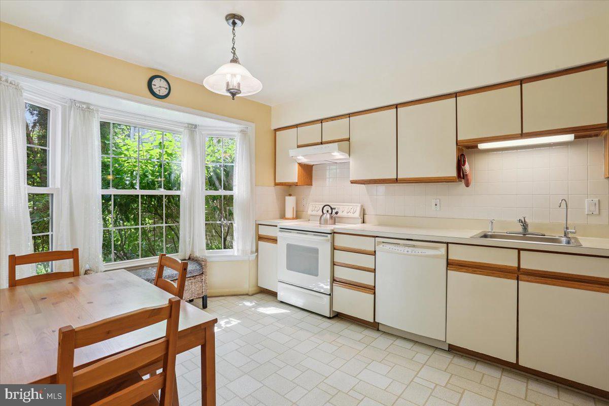 2459 McCormick Road Rockville, MD 20850 - Photo 5 of 54 Table Space Kitchen