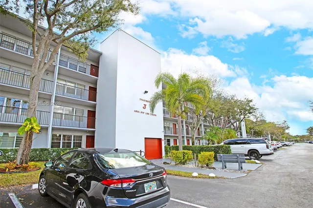 $160,000 | 1301 Southwest 135th Terrace, Unit 413J, Pembroke Pines, FL 33027