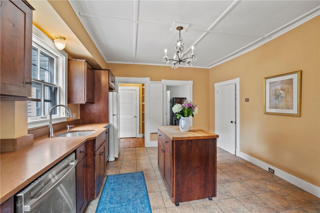 216 Spring Street Newport, RI 02840 - Photo 11 of 48