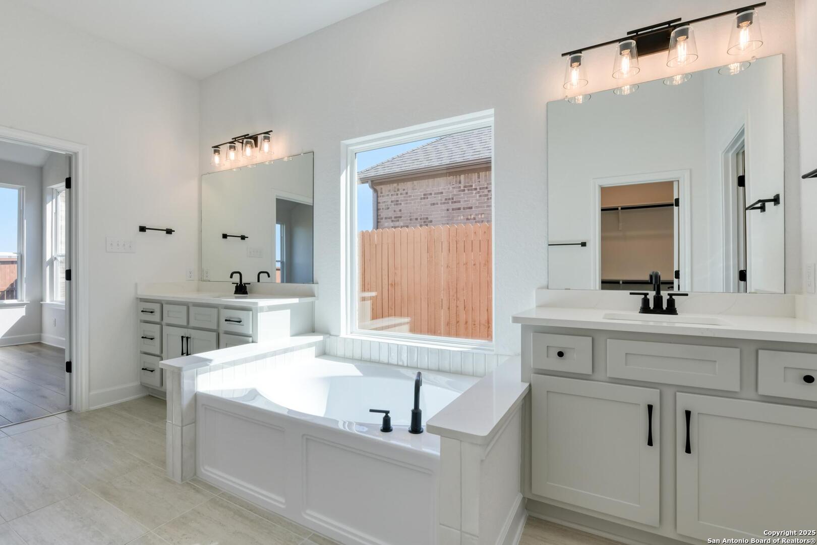 178 Annette Drive Castroville, TX 78009 - Photo 25 of 43 a bathroom with a bathtub a sink and mirror