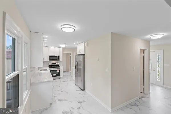 a view of livingroom with furniture